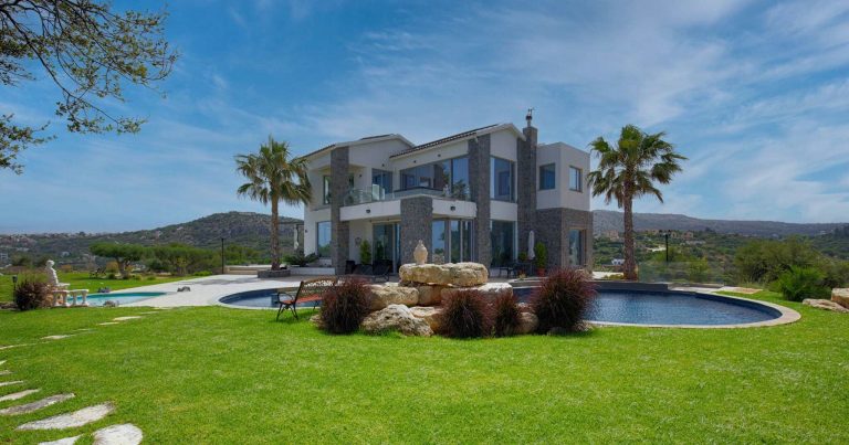 Villa close to the beach in Crete for sale
