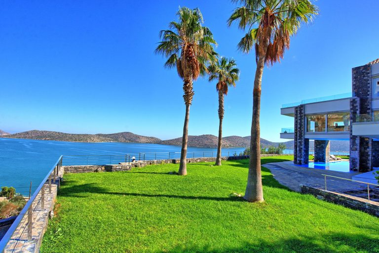 Viila in Elounda Crete for sale - Palm Trees